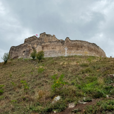 Na vrchu Zámčisko nad obcou Kapušany sa nachádza zrúcanina Kapušianskeho hradu.